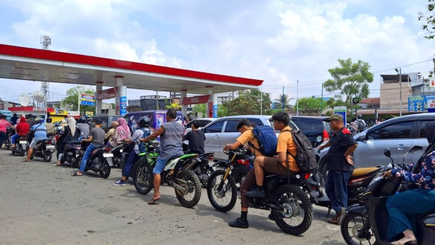 Antrean BBM Mengular Di Daerah, Warga Keluhkan Pasokan